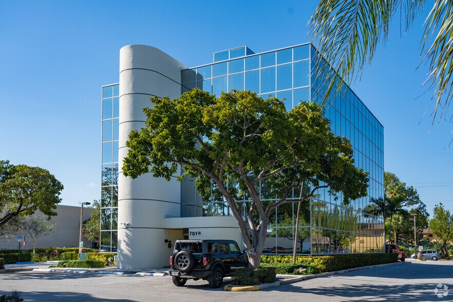 Primary Photo Of 701 E Commercial Blvd, Oakland Park Medical For Sale