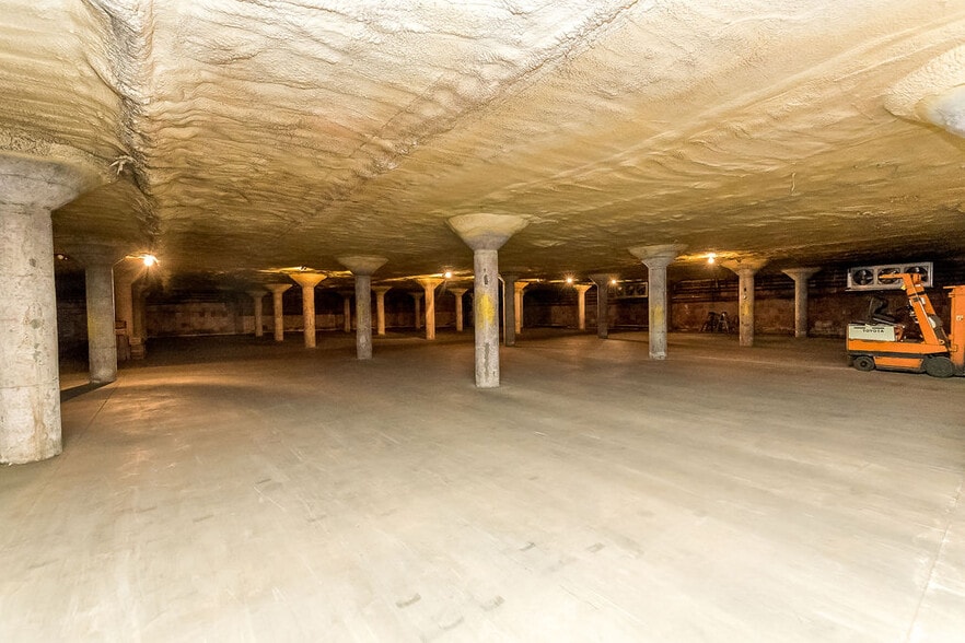 More Photos Of 196 Carlton Dr, Inwood Industrial For Sale