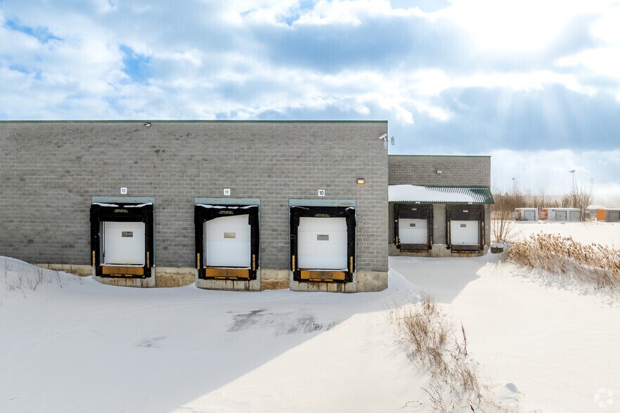 More Photos Of 9275 Boul Henri-Bourassa E, Montréal Light Distribution For Lease