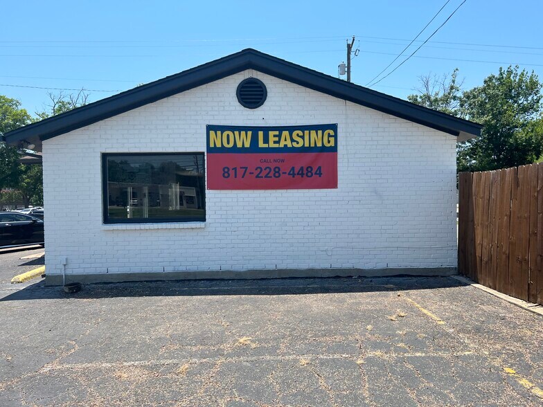 More Photos Of 418 W Chambers St, Cleburne Office For Sale