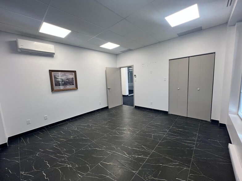 More Photos Of 7 Industriel Boul, Delson Industrial For Lease