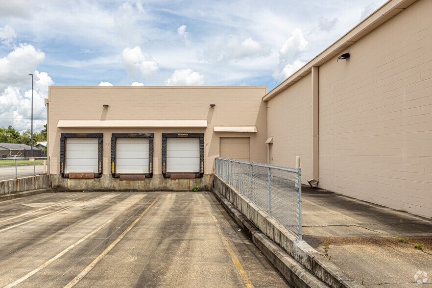 More Photos Of 1229 NW Evangeline Trwy, Lafayette Distribution For Sale