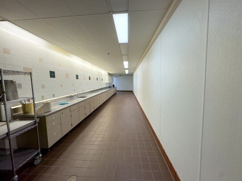 More Photos Of 2118 Veterans Dr, Saint Cloud General Retail For Lease