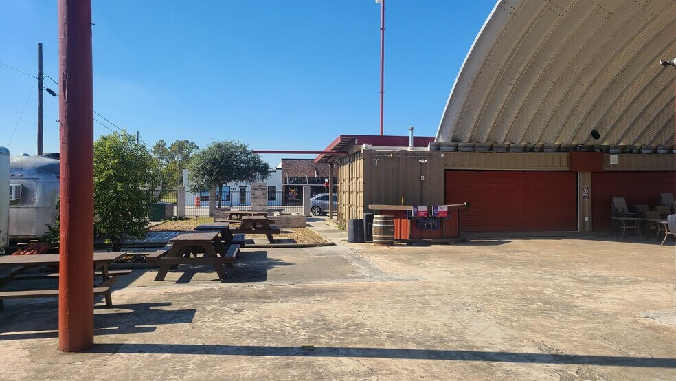 More Photos Of 622 6th St N, Texas City Bar For Lease