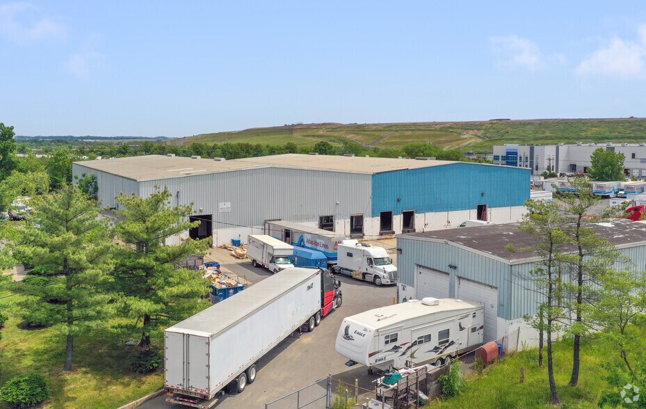 More Photos Of 24 Connerty Ct, East Brunswick Warehouse For Lease