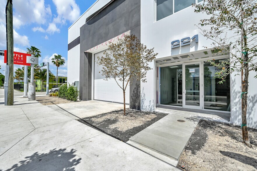 More Photos Of 221 NE 67th St, Miami Warehouse For Sale