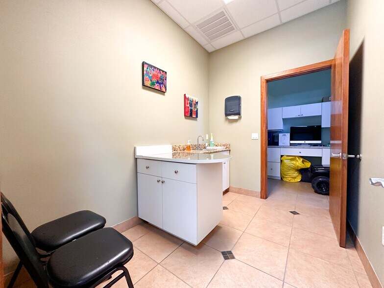 More Photos Of 6580 69th St, Vero Beach Veterinarian Kennel For Sale