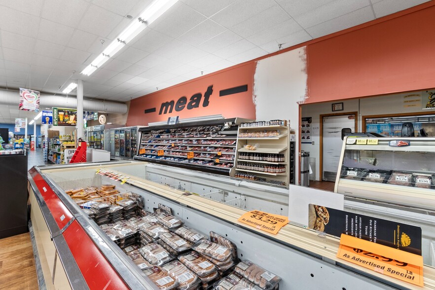 More Photos Of 2330 Menasha Ave, Manitowoc Supermarket For Sale