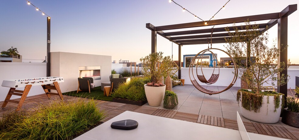 More Photos Of 1951 E Dyer Rd, Santa Ana Apartments For Lease