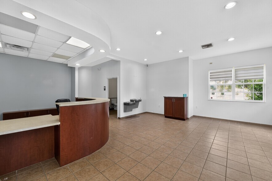 More Photos Of 2555 Pinellas Point Dr S, Saint Petersburg Veterinarian Kennel For Sale
