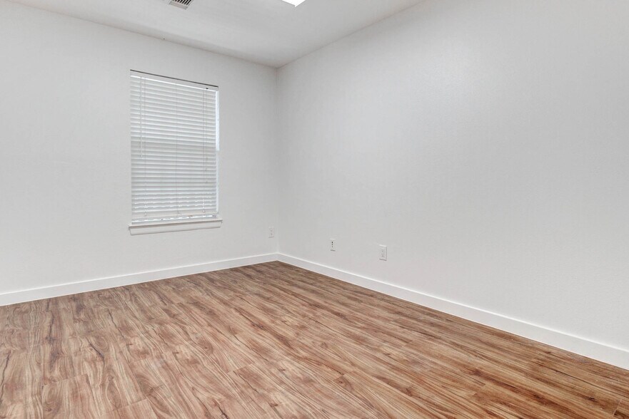 More Photos Of 1324 Avenue D, Katy Medical For Sale