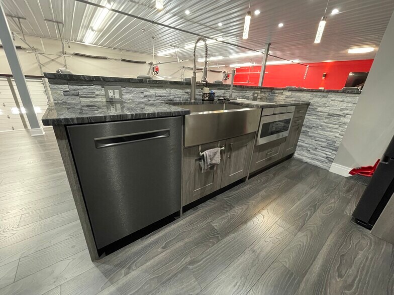 More Photos Of 2220 Ferry Rd, Naperville Showroom For Sale