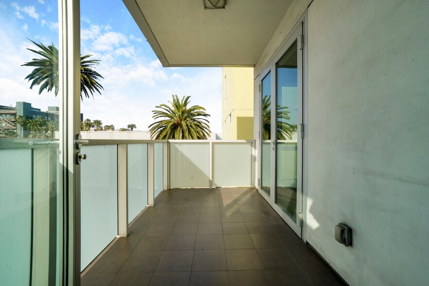 More Photos Of 525 Santa Monica Blvd, Santa Monica Apartments For Sale
