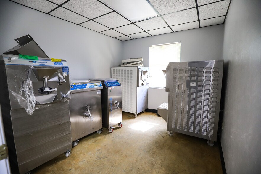 More Photos Of 2300 NW 71st Pl, Gainesville Warehouse For Lease