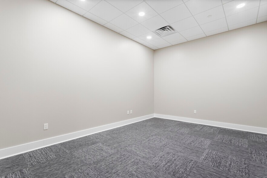 More Photos Of 13334 Seaway Rd, Gulfport Office For Lease