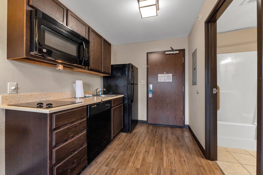 More Photos Of 975 Sheffield St, Washington Hotel For Sale