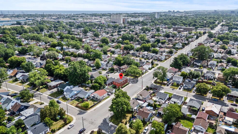 More Photos Of 125 Tolton Ave, Hamilton Department Store For Lease