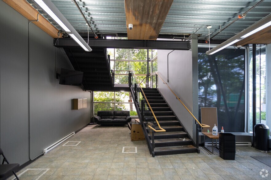 More Photos Of 758 Harbourside Dr, North Vancouver Warehouse For Lease