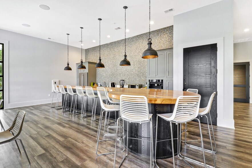 More Photos Of 10 Park Ln, Hilton Head Island Office For Sale