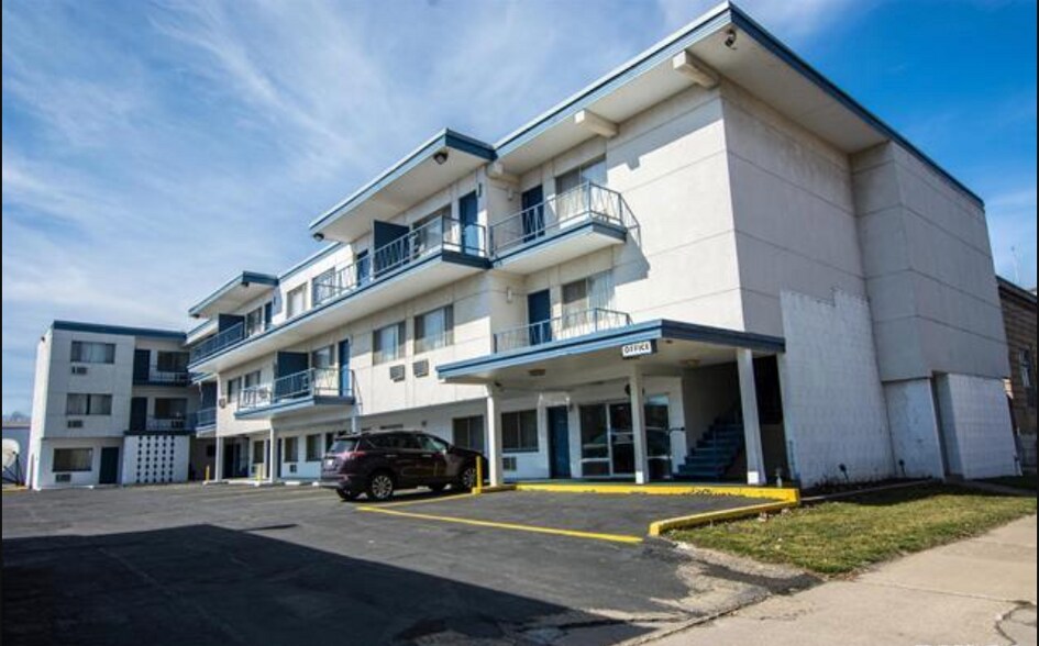 More Photos Of 302 6th Ave S, Clinton Hotel For Sale