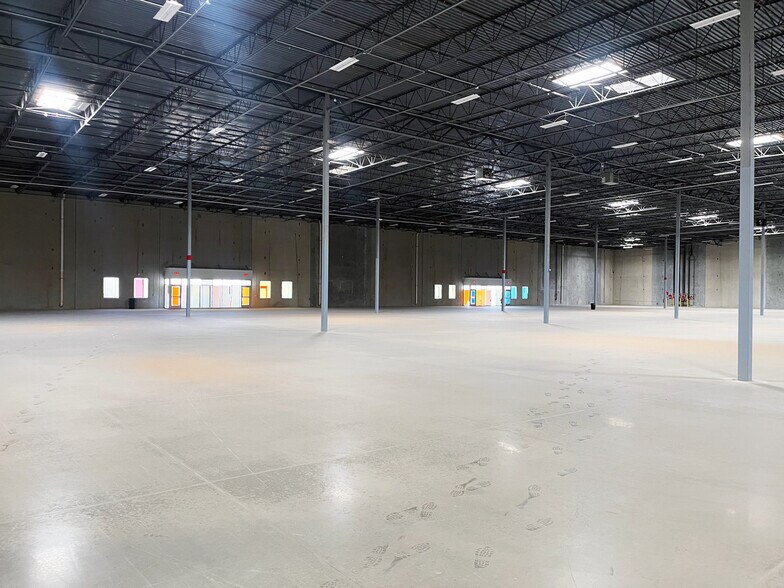 More Photos Of 9577 Plaza Cir, El Paso Warehouse For Lease