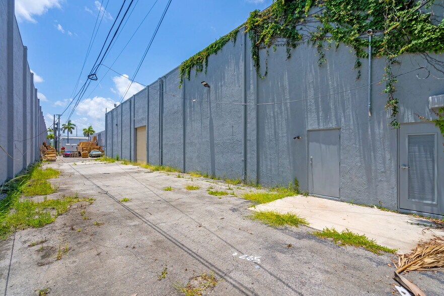 More Photos Of 7460-7580 NW 82nd St, Medley Warehouse For Lease