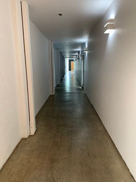 More Photos Of 210-226 Main St, Venice Storefront Retail Office For Lease