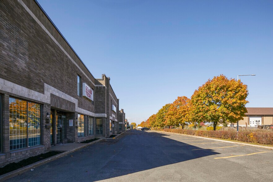 More Photos Of 908-926 Rue Jean-Neveu, Longueuil Warehouse For Lease