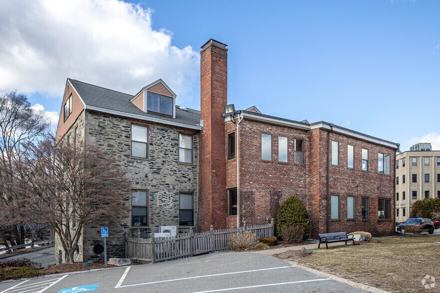 More Photos Of 37 Walnut St, Wellesley Office For Lease