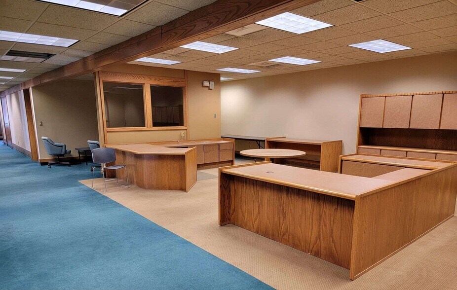 More Photos Of 101 S 1st St, Montevideo Office For Sale
