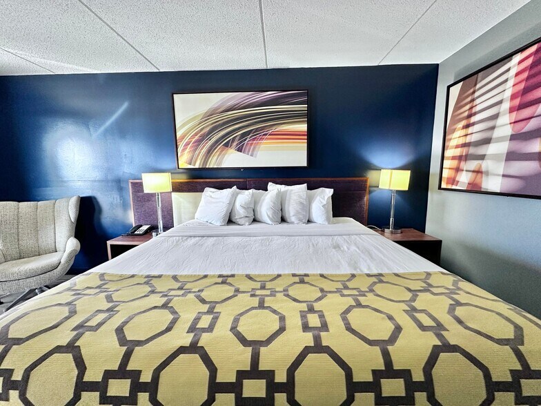 More Photos Of 2075 Highway 192 W, London Hotel For Sale