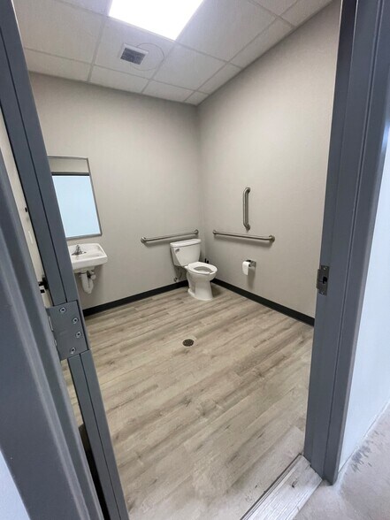 More Photos Of 1800 W Tecumseh Rd, Norman Warehouse For Lease