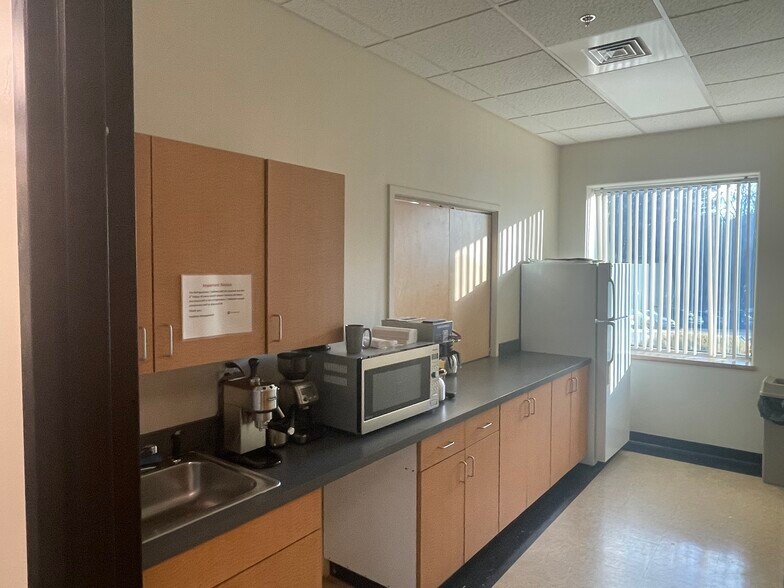 More Photos Of 20-22 Northwestern Dr, Salem Light Distribution For Lease