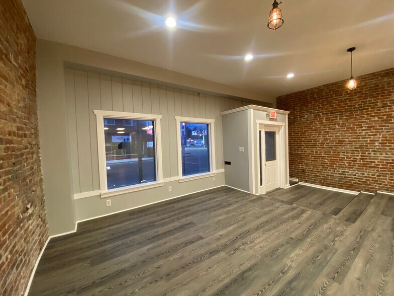 More Photos Of 2514 College Ave, Alton Specialty For Lease