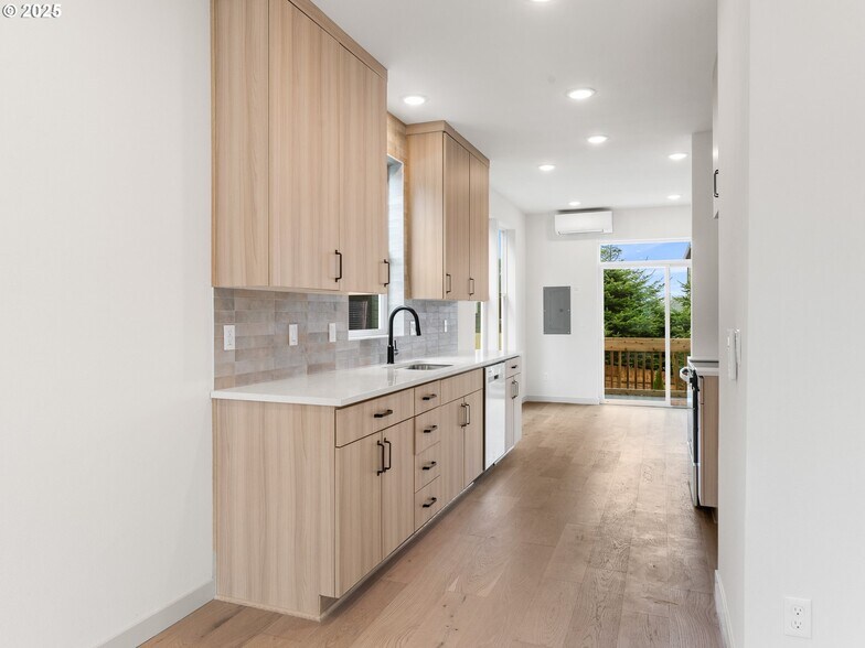 More Photos Of 305 Jetty ave, Lincoln City Multifamily For Sale