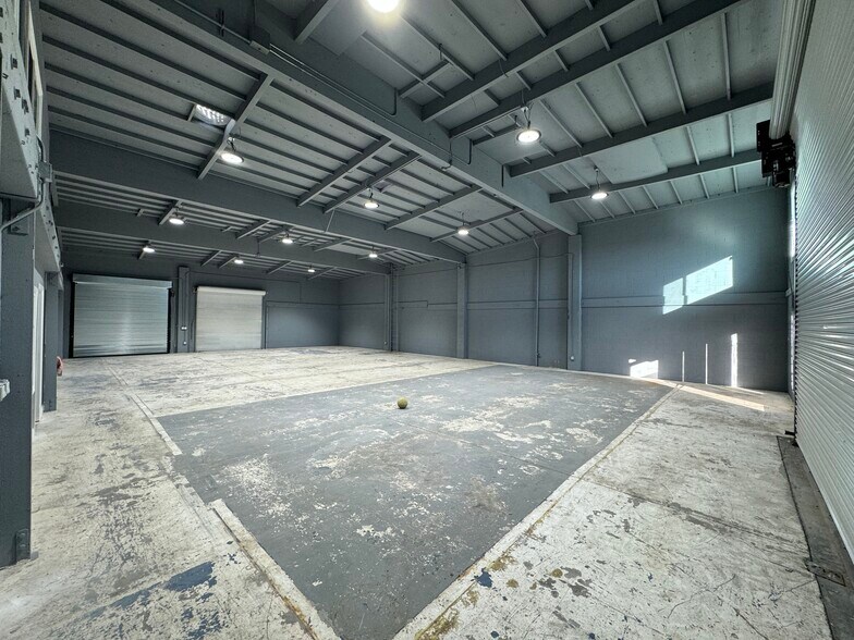 More Photos Of 3231 E 19th St, Signal Hill Warehouse For Lease
