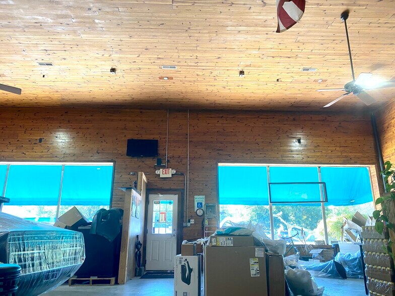 More Photos Of 127 Thompson St, Pittsboro Auto Repair For Lease