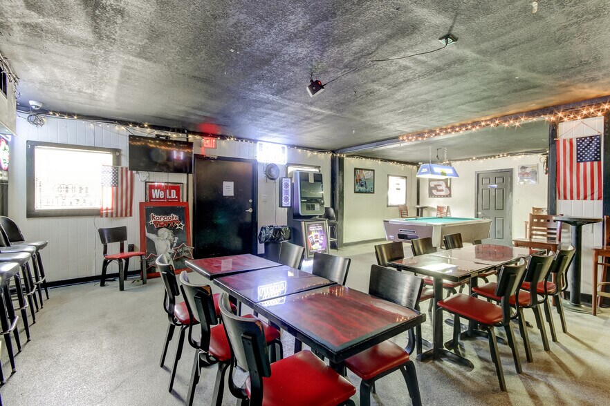 More Photos Of 5402 W US Highway 92, Plant City Bar For Sale