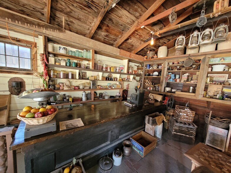 More Photos Of 331 W Rockspring Ln, Benson Movie Radio TVStudio For Sale