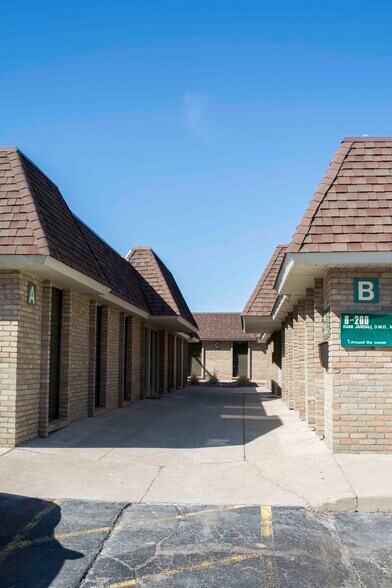 More Photos Of 32910 W 13 Mile Rd, Farmington Hills Medical For Sale