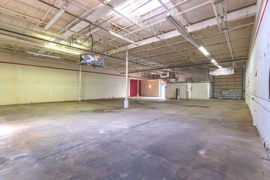More Photos Of 2261-2299 NE 164th St, Aventura Warehouse For Lease