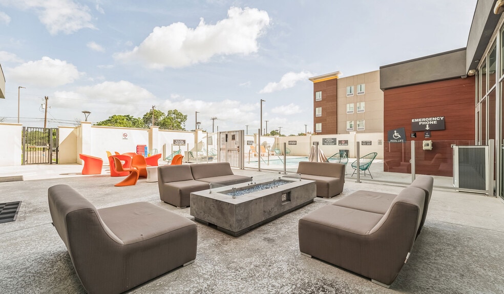More Photos Of 900 S 11th St, Waco Hotel For Sale
