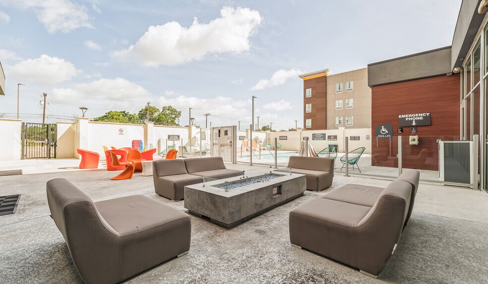 More Photos Of 900 S 11th St, Waco Hotel For Sale