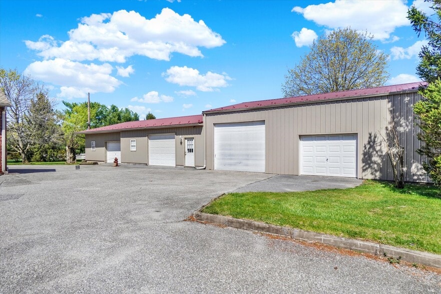 More Photos Of 2553 Roosevelt Ave, York Flex For Sale