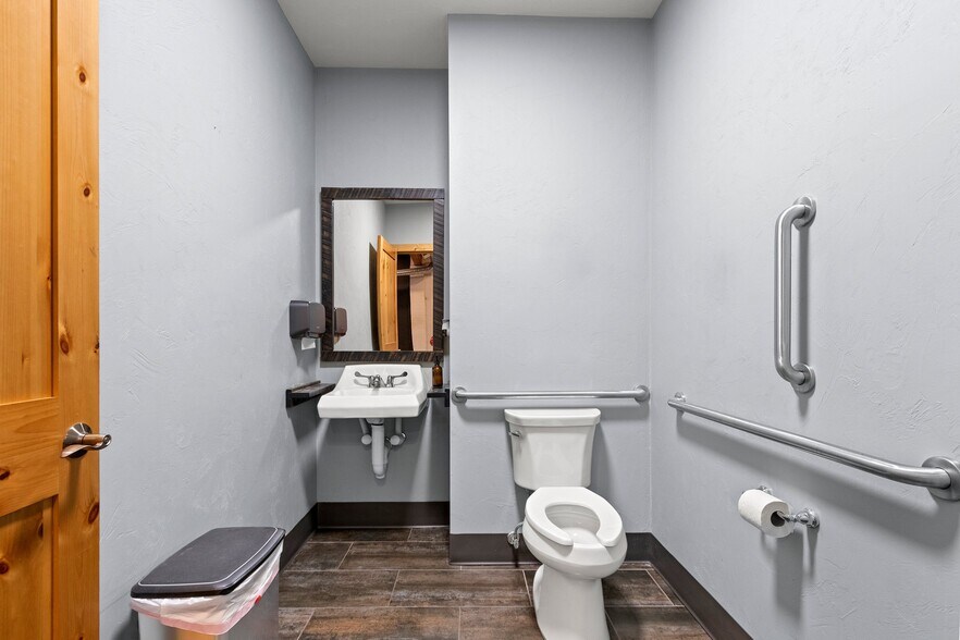 More Photos Of 1774 Riverside Dr, Suamico Freestanding For Lease