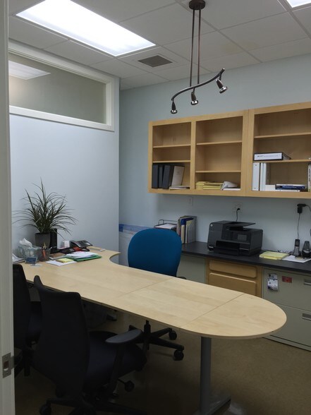 More Photos Of 245 Amity Rd, Woodbridge Storefront Retail Office For Lease