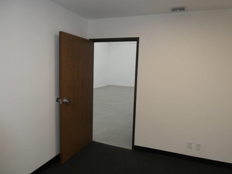 More Photos Of 787 W Woodbury Rd, Altadena Warehouse For Lease