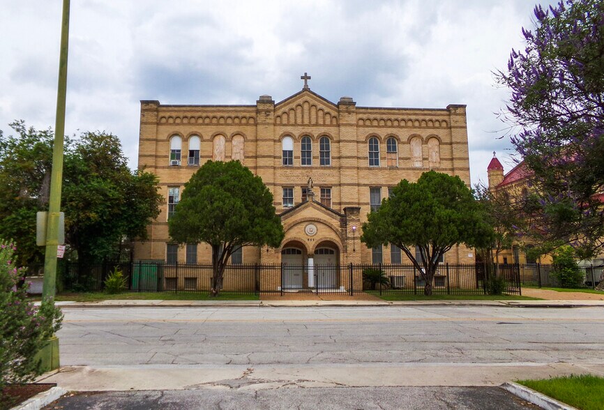More Photos Of 607 Urban Loop, San Antonio Office For Sale