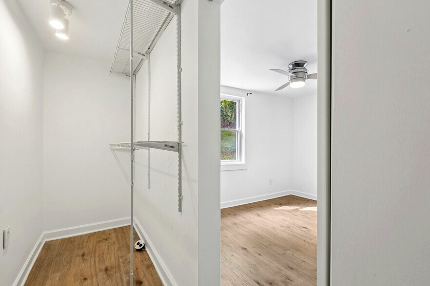 More Photos Of 9955 Belair Rd, Kingsville Flex For Lease