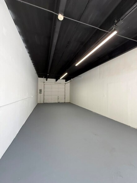 More Photos Of 3273-3289 Lake Worth Rd, Palm Springs Warehouse For Lease